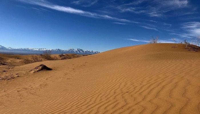 شنزارهای روان و آسمان آبی و صاف کویر