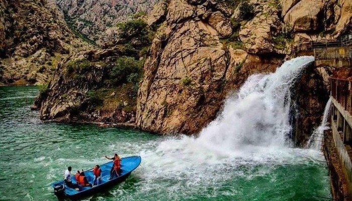 بازدید از چشمه بل در تور کمپینگ ارتفاعات اورامانات